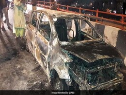 दिल्ली में दर्दनाक हादसा, कार में आग लगने से महिला और दो बेटियों की झुलसने से मौत दिल्ली में दर्दनाक हादसा, कार में आग लगने से महिला और दो बेटियों की झुलसने से मौत