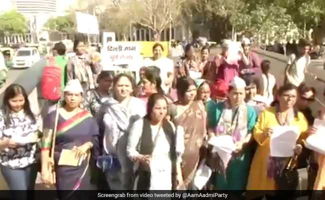 AAP Brings Arvind Kejriwal's Letters On Statehood To Metro Commuters