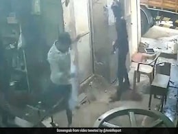 अचानक जेब में ही फट गया मोबाइल, CCTV में कैद हुआ पूरा हादसा, देखें VIDEO अचानक जेब में ही फट गया मोबाइल, CCTV में कैद हुआ पूरा हादसा, देखें VIDEO