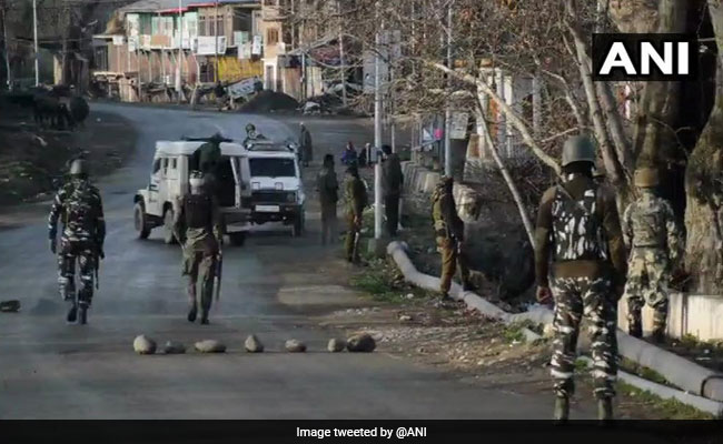 जम्मू-कश्मीर : शोपियां में सुरक्षाबलों के साथ मुठभेड़ में दो आतंकवादी ढेर, एक नागरिक की मौत