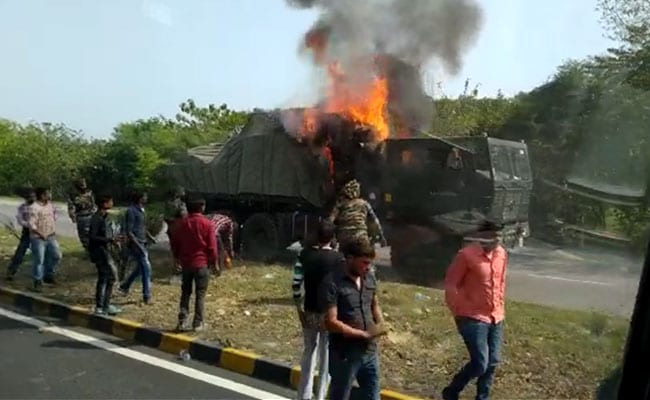 बाराबंकी : लखनऊ-अयोध्या हाईवे पर सेना के वाहन में शार्ट सर्किट से आग लगी