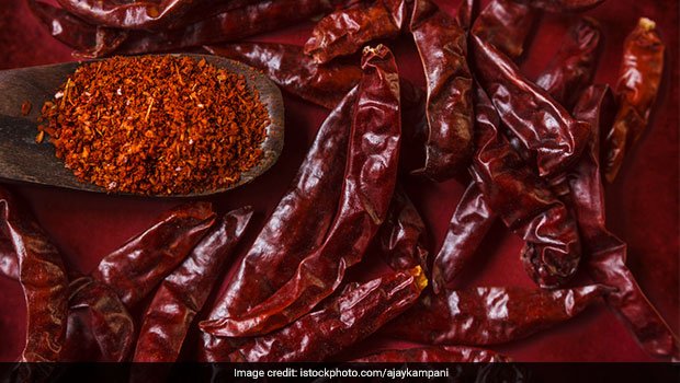 Lal Mirch Ke Fayde: आपकी सोई किस्मत जगा सकती है खाने का स्वाद बढ़ाने वाली लाल मिर्च, आजमाकर देखिए ये देसी उपाय