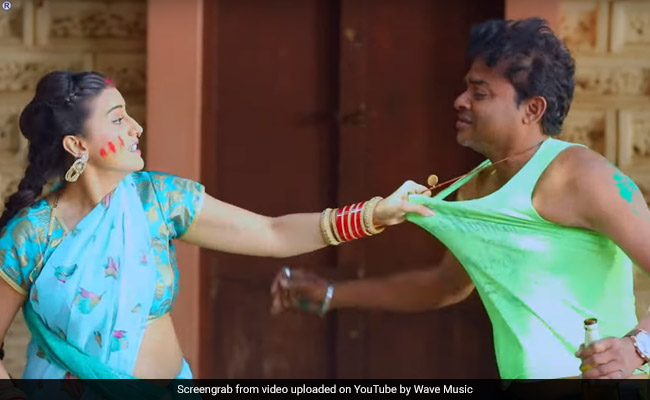 अक्षरा सिंह ने होली में यूं उड़ाया गुलाल, भोजपुरी गाने 'होली में FIR' ने उड़ाया गरदा- देखें Video