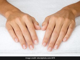 नाखूनों को खूबसूरत और मजबूत बनाने के लिए रोज रात Nails पर लगा लें ये ऑयल, यहां जाने कैसे करना है इस्तेमाल नाखूनों को खूबसूरत और मजबूत बनाने के लिए रोज रात Nails पर लगा लें ये ऑयल, यहां जाने कैसे करना है इस्तेमाल