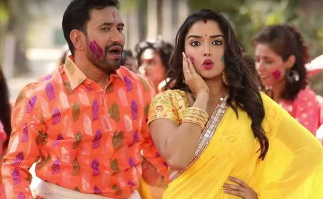 निरहुआ ने आम्रपाली दुबे संग खेली होली, बोले- 'होलिए में आ गइल बा चुनउवा'...Video ने मचाया गदर