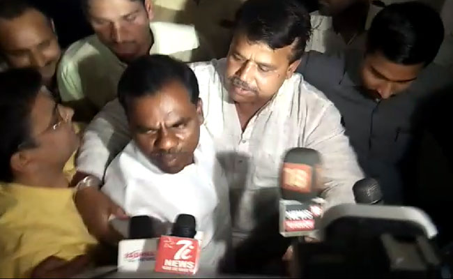 कांग्रेस विधायक सीएम कमलनाथ को इस्तीफा देने पहुंचे, मीडिया के बीच से खींच ले गए मंत्री, देखें - VIDEO