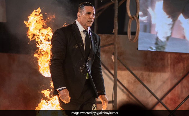 अक्षय कुमार ने टशनबाजी में खुद को लगाई आग, गुस्साई ट्विंकल बोलीं- घर आओ...तुम्हारी जान ले लूंगी...देखें Video