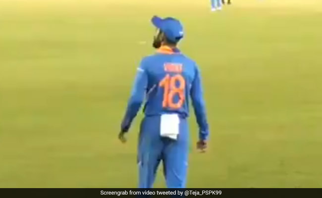 विराट कोहली खड़े थे बाउंड्री पर, फैन्स चिल्लाने लगे- 'धोनी को बुलाओ...' फिर हुआ कुछ ऐसा, देखें VIDEO