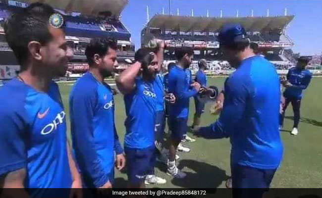 Ind Vs Aus: एमएस धोनी ने दी आर्मी कैप तो केदार जाधव ने मारा सैल्यूट, वायरल हुआ VIDEO