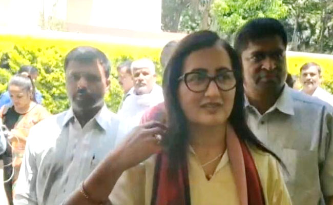 Ambareesh's Wife Meets BJP's SM Krishna As Congress Lets JDS Fight Mandya