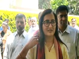 Ambareesh's Wife Meets BJP's SM Krishna As Congress Lets JDS Fight Mandya Ambareesh's Wife Meets BJP's SM Krishna As Congress Lets JDS Fight Mandya