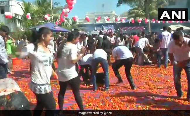 Ahmedabad Celebrates Holi With A Spanish Twist - Tomatoes For Balloons