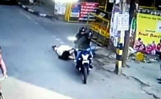 फोन पर बात कर रही थी महिला, बाइक पर आए दो लोग और ले गए घसीटते हुए, वायरल हुआ VIDEO