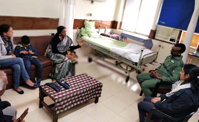 विंग कमांडर अभिनंदन वर्धमान से मिलीं रक्षा मंत्री निर्मला सीतारमण, घंटे भर चली मुलाकात...