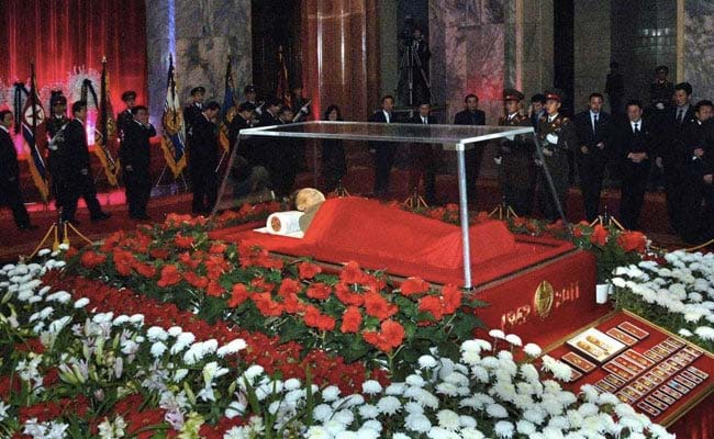 किम जोंग ने पिता और दादा की लाशों को आज भी रखा है संभाल कर, हर साल खर्च करता है 1.41 करोड़