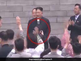 तानाशाह किम जोंग उन के सामने 3 सेकंड के लिए आ गया फोटोग्राफर, फिर हुआ कुछ ऐसा... तानाशाह किम जोंग उन के सामने 3 सेकंड के लिए आ गया फोटोग्राफर, फिर हुआ कुछ ऐसा...