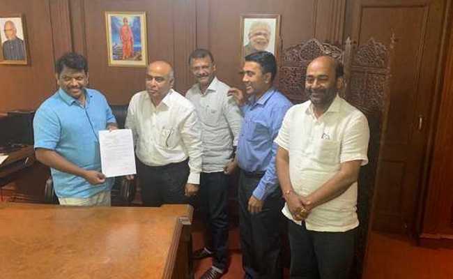 Goa Chief Minister Drops Deputy After 2 am Switch By Lawmakers: 10 Points