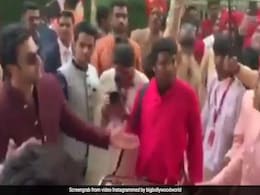आकाश अंबानी की शादी में जमकर नाचे रणबीर कपूर, वायरल हुआ Video आकाश अंबानी की शादी में जमकर नाचे रणबीर कपूर, वायरल हुआ Video