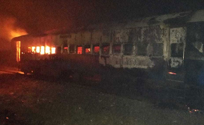 आंध्र प्रदेश : चलती ट्रेन में लगी आग, यात्रियों की ऐसे बचाई गई जान