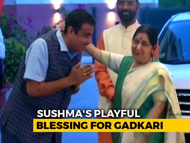 Video: Sushma Swaraj's Playful Blessing For Nitin Gadkari At BJP HQ