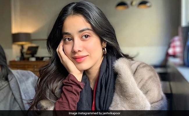 Janhvi Kapoor Reveals What It Was Like To See Madhuri Dixit In Sridevi's Spot In <I>Kalank</i>