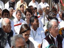 कांग्रेस ने PM के गृहराज्य में फूंका चुनावी बिगुल, CWC की बैठक में सोनिया गांधी ने कहा- पीड़ित बनने की कोशिश में मोदी, पर पीड़ित तो जनता है कांग्रेस ने PM के गृहराज्य में फूंका चुनावी बिगुल, CWC की बैठक में सोनिया गांधी ने कहा- पीड़ित बनने की कोशिश में मोदी, पर पीड़ित तो जनता है