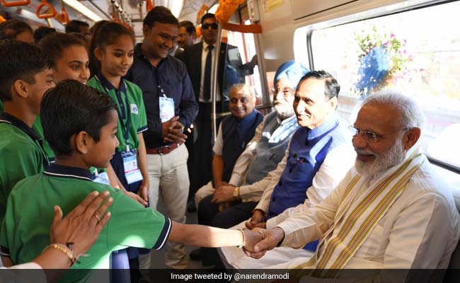 PM मोदी ने अहमदाबाद मेट्रो के पहले चरण का किया उद्घाटन, फिर ट्रेन की सवारी का उठाया लुत्फ