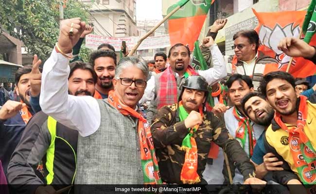 सेना की वर्दी में चुनाव प्रचार करके फंसे मनोज तिवारी, अब दी ये सफाई...