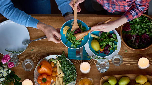 Raw Food Diet: रॉ फूड डाइट क्या है, इसमें कौन से फूड्स शामिल हैं? इस डाइट के आश्चर्यजनक स्वास्थ्य लाभ