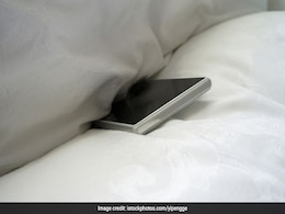 तकिए के नीचे मोबाइल रखकर सोई महिला, सुबह 4:30 पर अचानक हुआ कुछ ऐसा... तकिए के नीचे मोबाइल रखकर सोई महिला, सुबह 4:30 पर अचानक हुआ कुछ ऐसा...