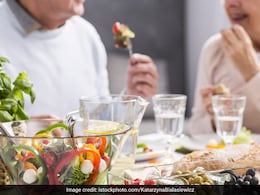 समय से पहले बूढ़ा कर सकती हैं खाने की ये चीजें, आज से ही खाना कर दें बंद, वरना 20 में लगेंगी 40 की