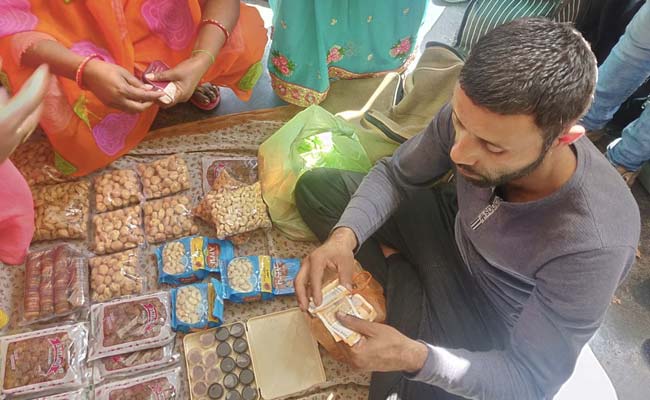 Two Days After Vicious Attack, Kashmiri Vendors Find Buyers In Lucknow