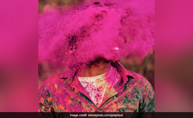 ऑटो चला रहा था शख्स, तभी हुड़दंगियों ने फेंका आंखों में गुलाल और फिर...