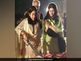जाह्नवी कपूर ने तलवार से काटा बर्थडे केक, और फिर पहुंच गईं गंगा घाट- देखें Pics जाह्नवी कपूर ने तलवार से काटा बर्थडे केक, और फिर पहुंच गईं गंगा घाट- देखें Pics