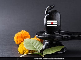 केवल जल और बेलपत्र से प्रसन्न हो जाते हैं भोलेनाथ, जानिए शिवलिंग पर बेलपत्र चढ़ाने का सही तरीका केवल जल और बेलपत्र से प्रसन्न हो जाते हैं भोलेनाथ, जानिए शिवलिंग पर बेलपत्र चढ़ाने का सही तरीका