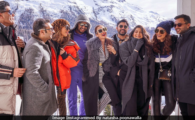 Spot Malaika Arora In Pic Of Arjun Kapoor And His Family - Sonam, Anand And Rhea