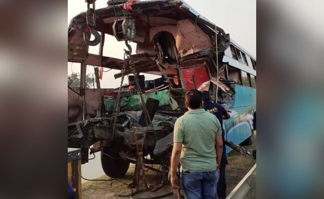 यमुना एक्सप्रेसवे पर बड़ा हादसा, डबल डेकर बस एक खड़े ट्रक से टकराई, 8 की मौत 30 घायल