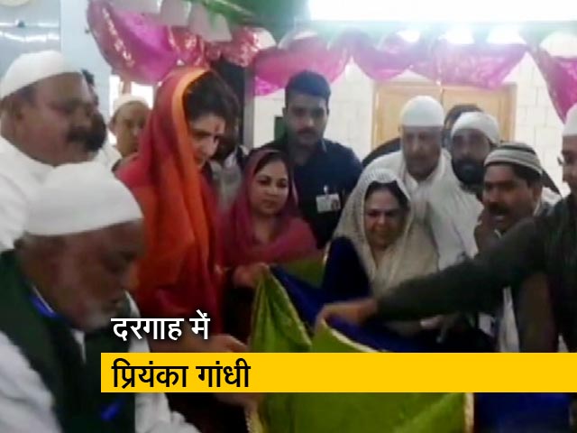 कंतित शरीफ की दरगाह पर प्रियंका ने चढ़ाई चादर