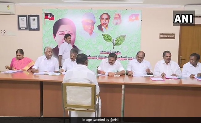 लोकसभा चुनाव 2019 : यह कोई नौकरी का नहीं, टिकट मांगने वाले नेताओं का चल रहा है इंटरव्यू, देखें तस्वीरें