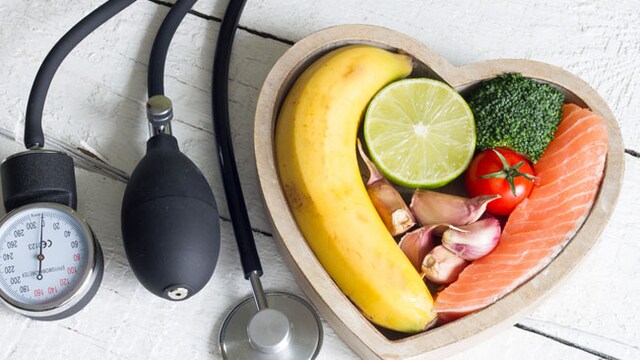 A healthy diet to control high blood pressure includes limited salt intake and fatty foods.