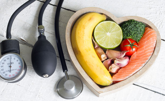 A healthy diet to control high blood pressure includes limited salt intake and fatty foods.