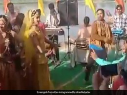Bhojpuri Holi Gana: होली के मौके पर निरहुआ ने डांस से उड़ाया गरदा, वायरल हुआ Video Bhojpuri Holi Gana: होली के मौके पर निरहुआ ने डांस से उड़ाया गरदा, वायरल हुआ Video
