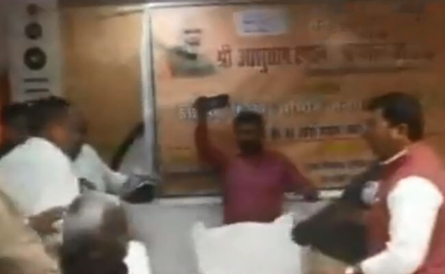 बीजेपी सांसद ने विधायक को जूता मारा, क्या पार्टी करेगी कार्रवाई?