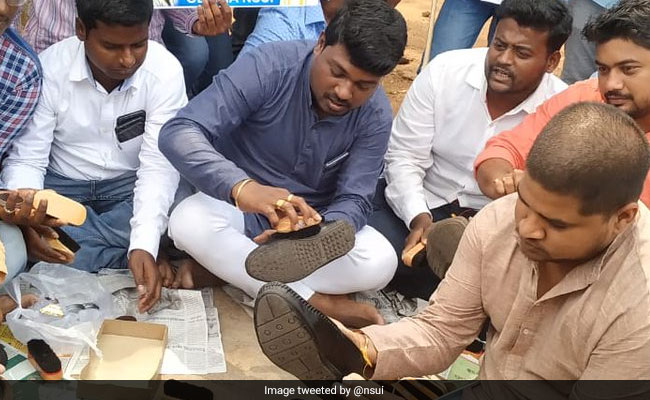 Congress' Student Wing Polishes Shoes To Protest Against Centre Over Jobs