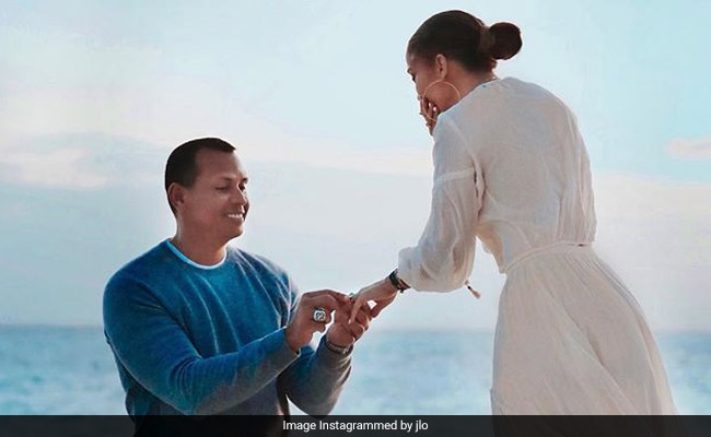 Everything About Jennifer Lopez And Alex Rodriguez's Beach Engagement Was Perfect