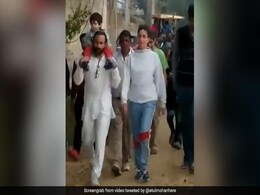 तैमूर अली खान को कंधे पर बिठाकर सैफ-करीना ने दिखाया पटौदी गांव, तभी हुआ कुछ ऐसा... देखें Video तैमूर अली खान को कंधे पर बिठाकर सैफ-करीना ने दिखाया पटौदी गांव, तभी हुआ कुछ ऐसा... देखें Video