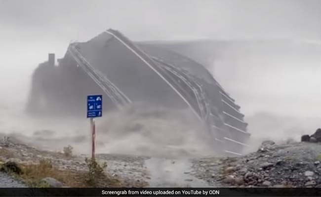 भारी बारिश से मची तबाही, बहा ले गई पूरा Bridge, बार-बार देखा जा रहा है दिल दहलानेवाला ये Video