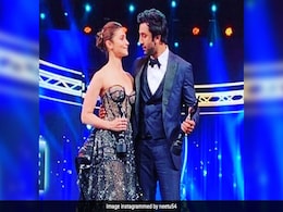 Watch: Alia Bhatt Says "I Love You" To Ranbir Kapoor From Filmfare Stage Watch: Alia Bhatt Says "I Love You" To Ranbir Kapoor From Filmfare Stage