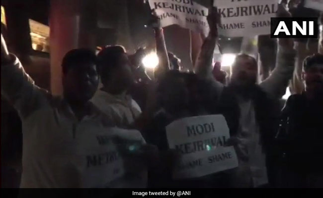 NSUI Members Stop Metro To Reduce Fares For Students In Delhi