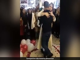 कपल ने मॉल में खुलेआम की ऐसी चीज़, Viral Video देख पुलिस ने दबोचा और... कपल ने मॉल में खुलेआम की ऐसी चीज़, Viral Video देख पुलिस ने दबोचा और...